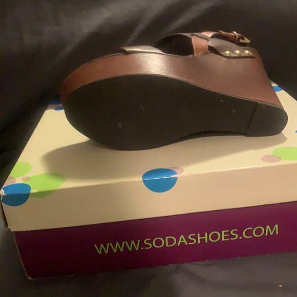 COPY - 4 1/2 inch Wedge Heels - Picture 2 of 3